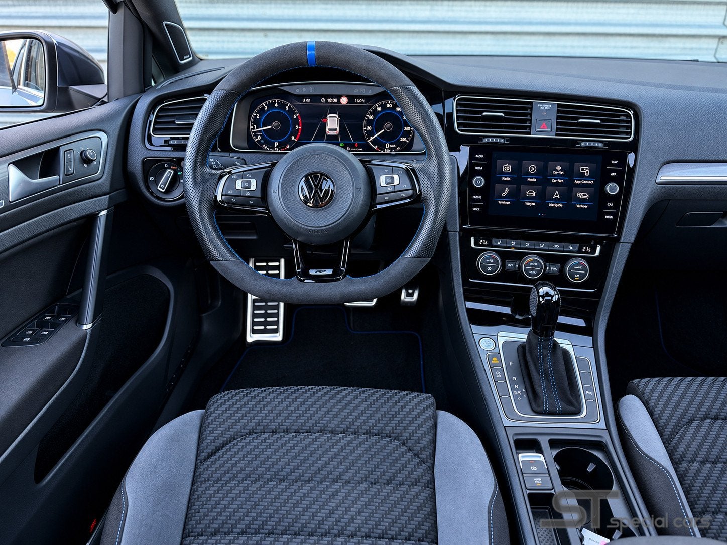 Volkswagen Golf Variant 1.5 TSI Highline ACT R-Line|Pano|Dyn, Dealer onderhouden, 4 cilinders, Alcantara, Wit