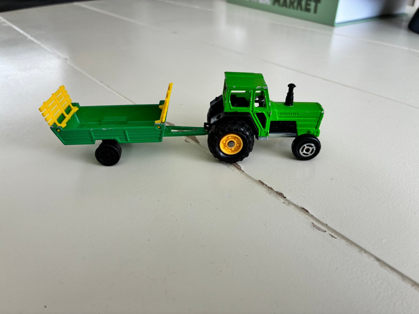 Majorette tractor met aanhanger groen, Ophalen of Verzenden, Zo goed als nieuw, Tractor of Landbouw