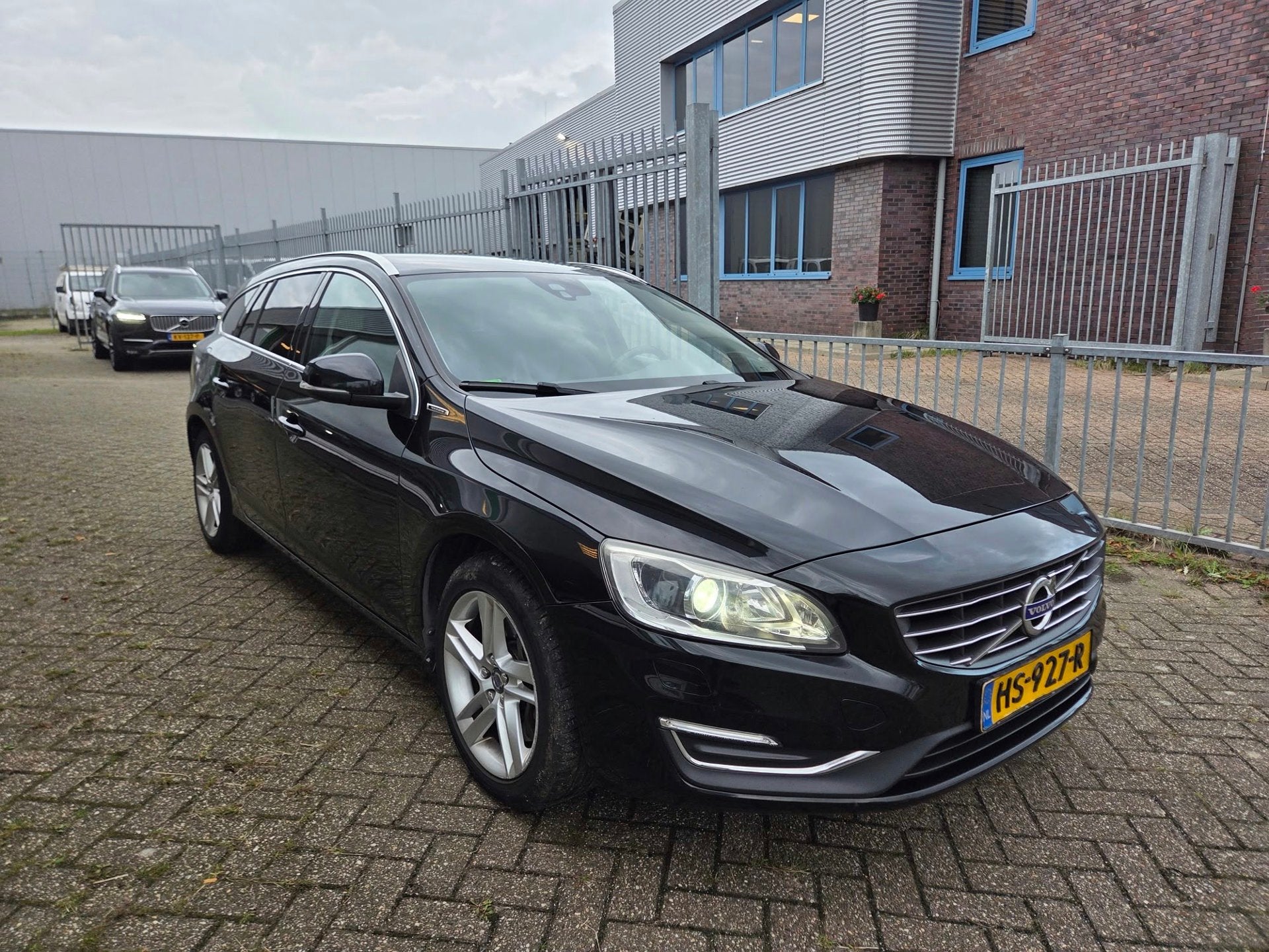 Volvo V60 2.4 D6 Twin Engine Summum|NAP|PDC|NAVI|, Auto's, Automaat, Dealer onderhouden, Euro 6, Zwart