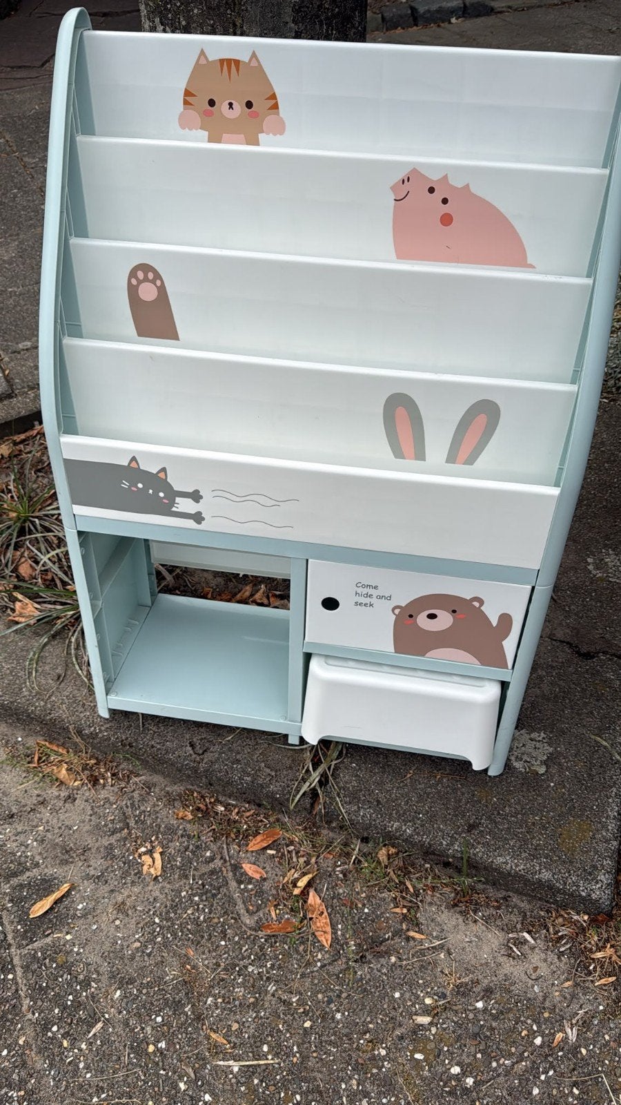 Gebruikte kinderboekenkast met 4 vakken, deurtje en trapje, Ophalen, Zo goed als nieuw, Kast