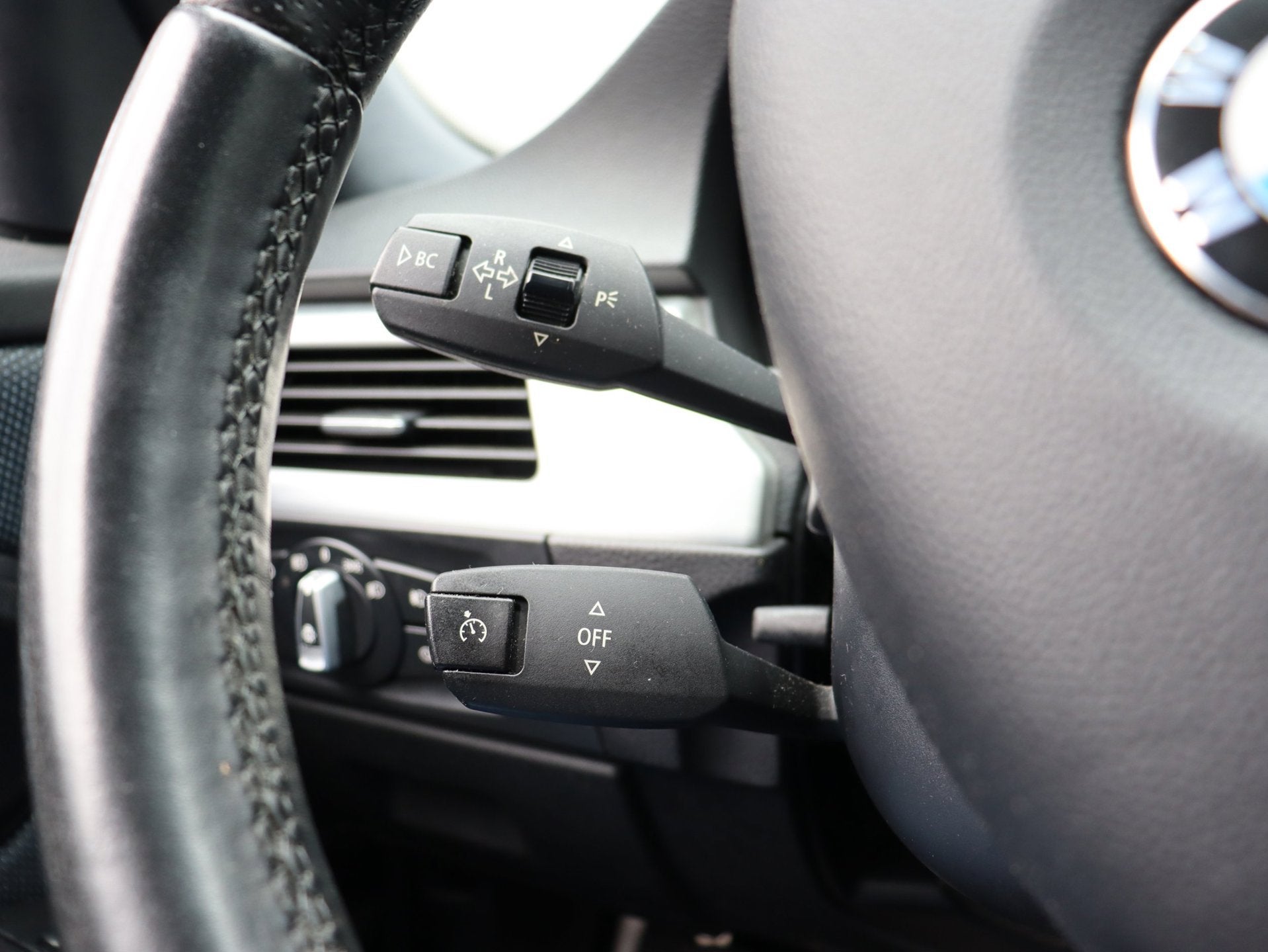 Foto 18 van BMW 3-serie 320i Executive M-sport airco LM cruise