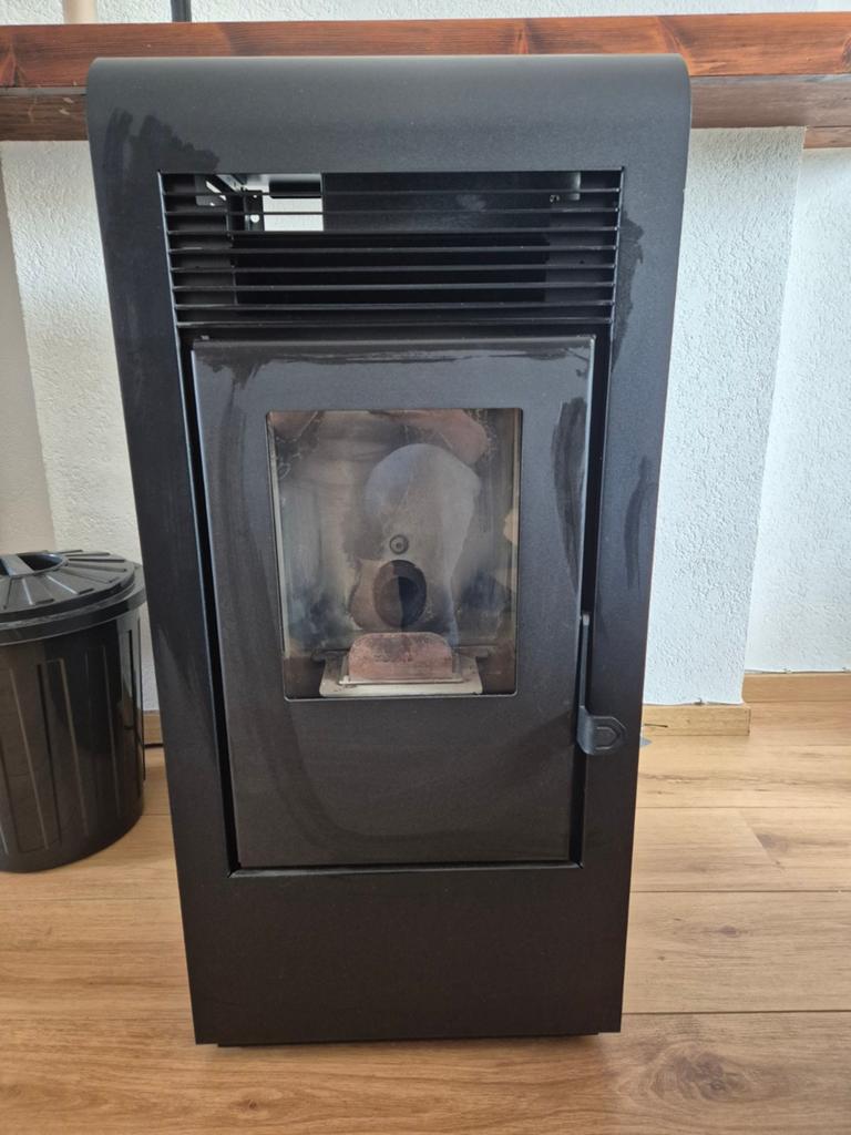 Nette zwarte pelletkachel Eva Stampaggi 9kW, Ophalen, Overige brandstoffen, Zo goed als nieuw, Pelletkachel