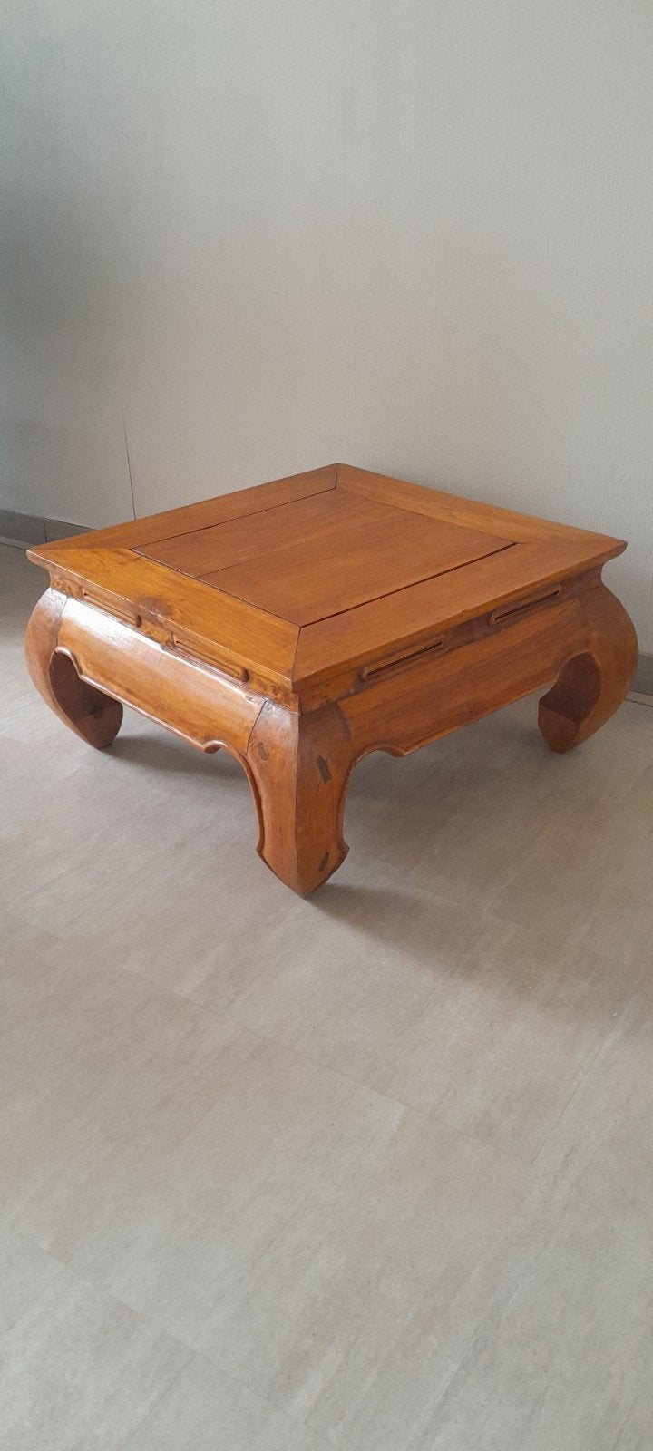 Massief houten salontafel met sierlijke poten, Bali, Ophalen