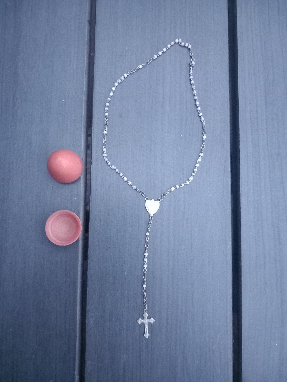 Rozenkrans ketting met roze kralen en zilveren kruis, Ophalen of Verzenden, Zo goed als nieuw, Roze