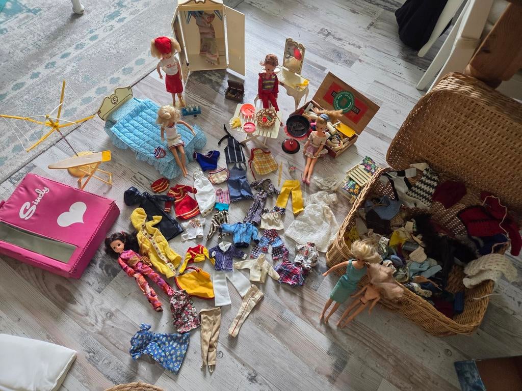 4x Sindy 1x Fleur 2 barbies en veel extra's, Verzamelen, Poppen, Gebruikt, Accessoires, Ophalen of Verzenden