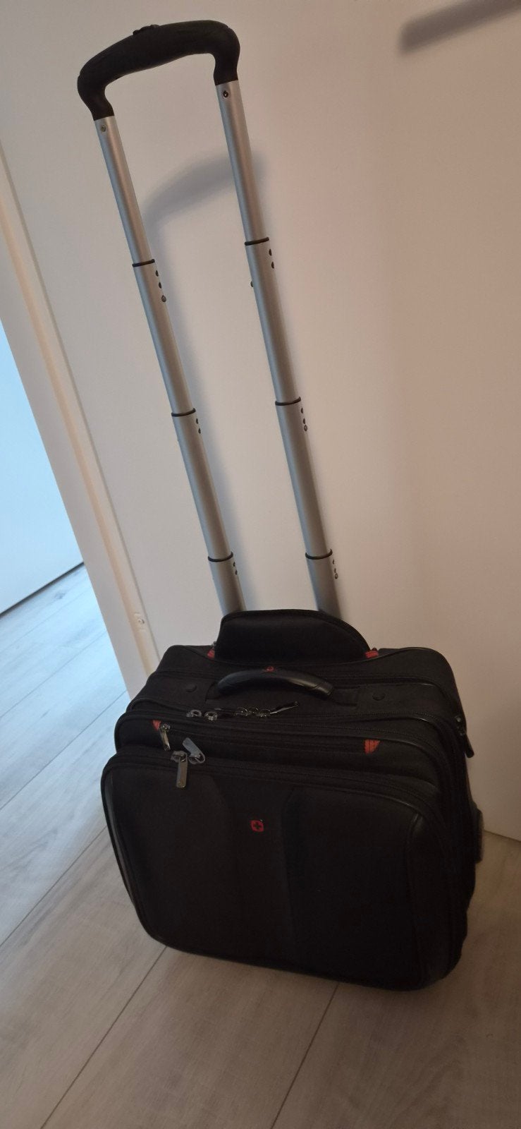 Zwarte laptoptas op wielen met uitschuifbare handgreep, Computers en Software, Laptoptassen, Ophalen of Verzenden, Gebruikt