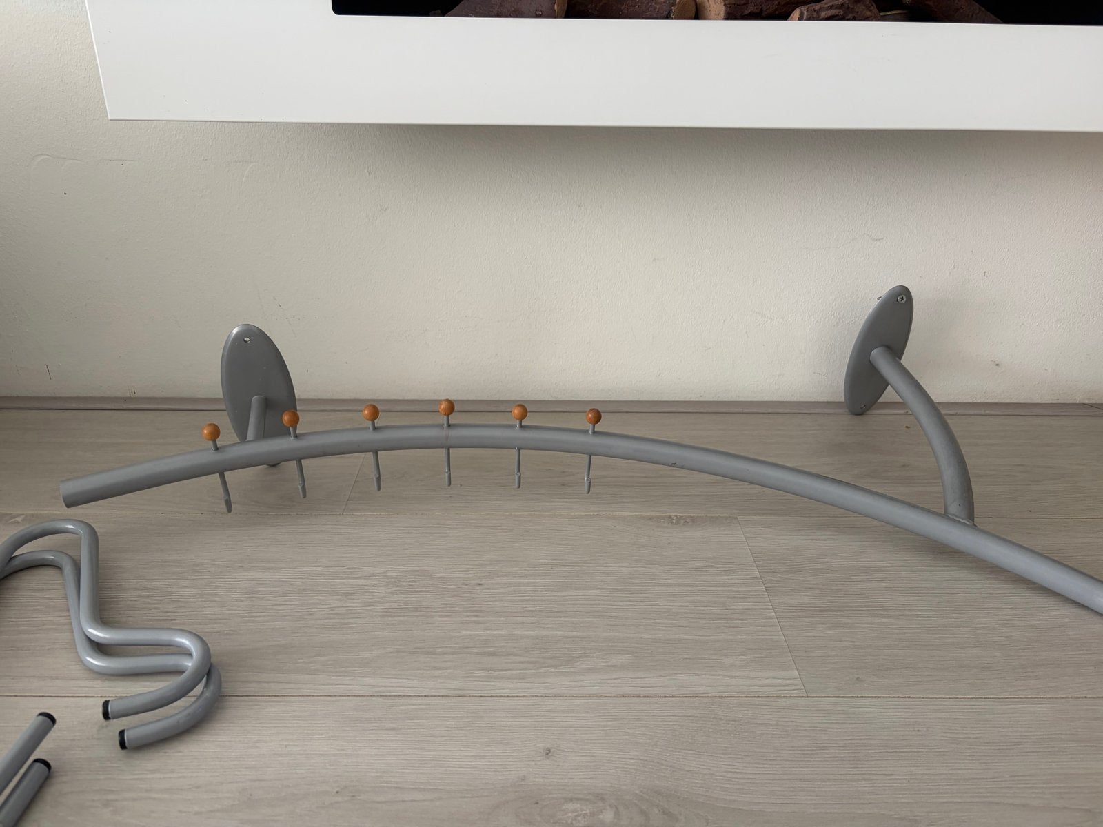 Gratis Grijze wandkapstok met houten knoppen, Gebruikt, Minder dan 100 cm, Metaal, Ophalen