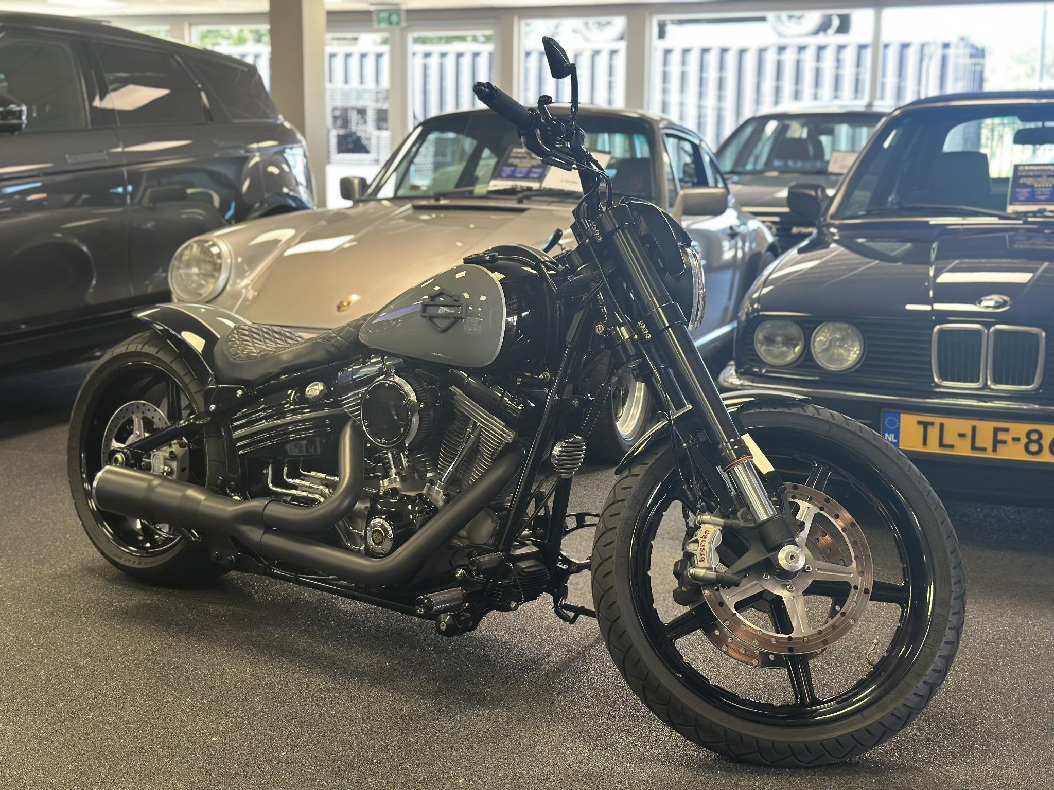 Harley Davidson 96 FXCW Softail Rocker Custom spuitwerk Vanc, Laan van Vredenoord 33
2289 DA  Rijswijk, NL, H-DCUSTOMERSERVICE@Harley-Davidson.com