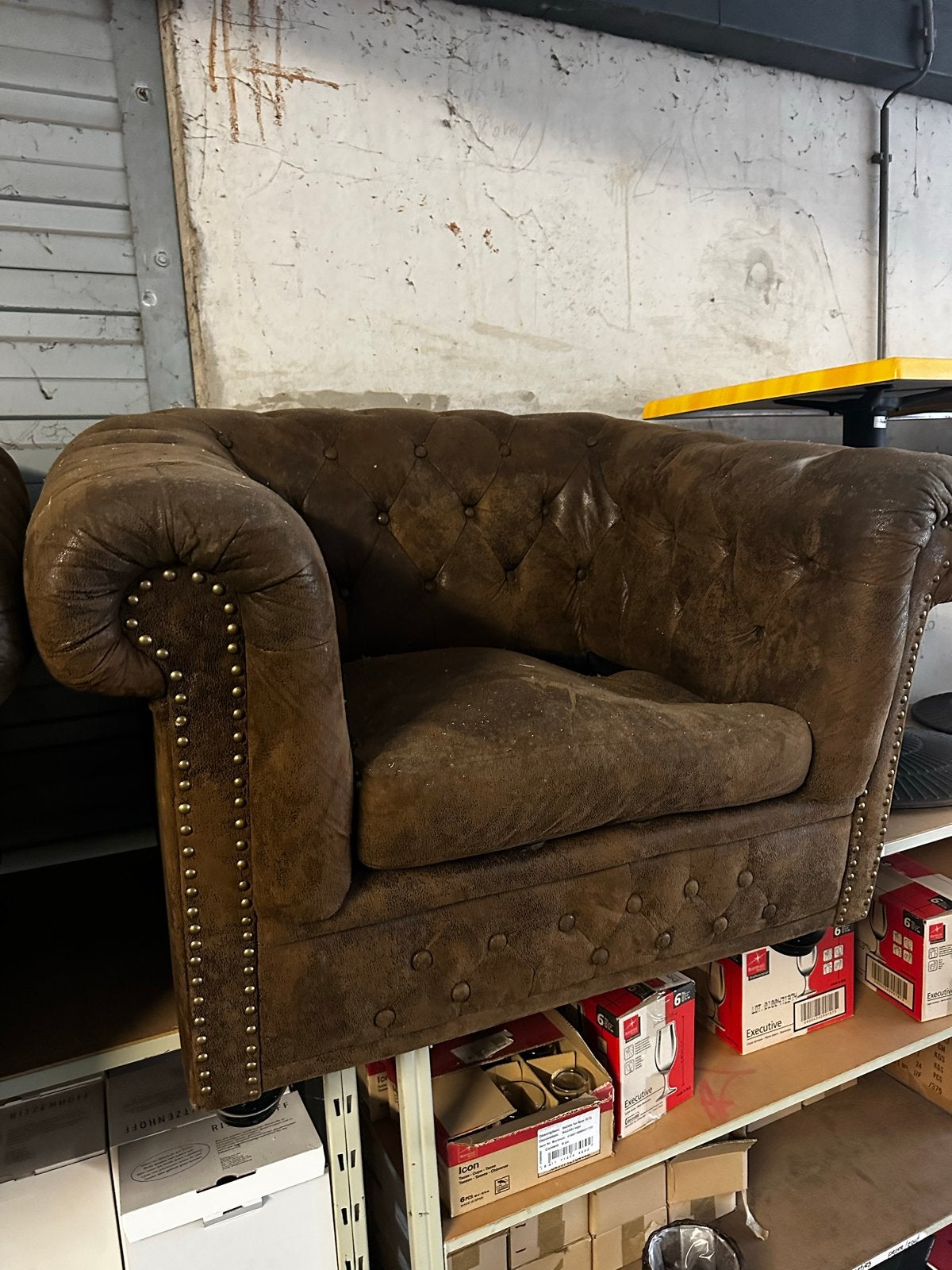 Vintage Chesterfield bank en fauteuil - Bruin leer, Ophalen, Gebruikt, Driepersoons, Rechte bank