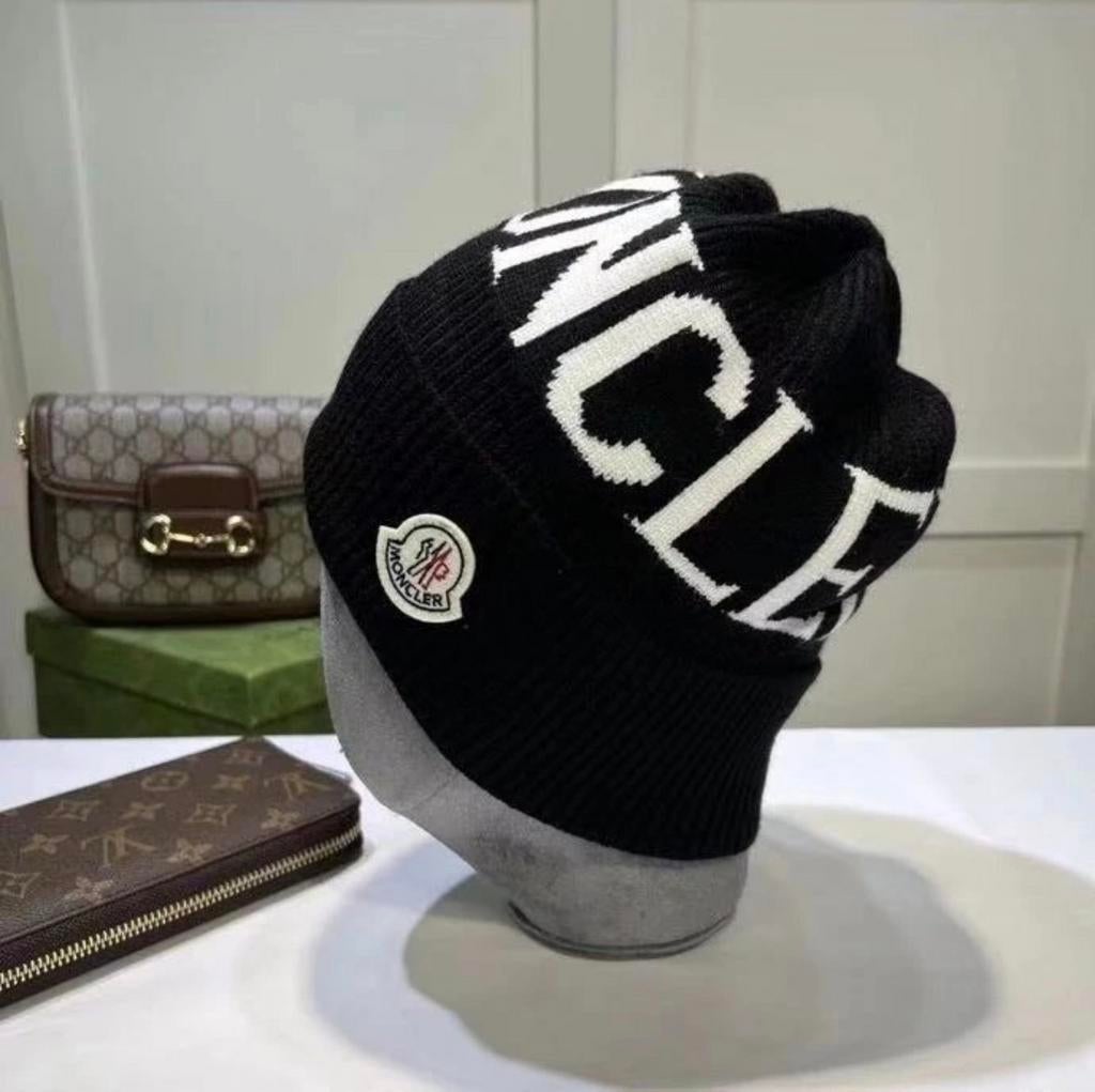 Moncler Muts Zwart en Wit - Stijlvolle Winteraccessoire, Ophalen of Verzenden, Nieuw, One size fits all, Hoed