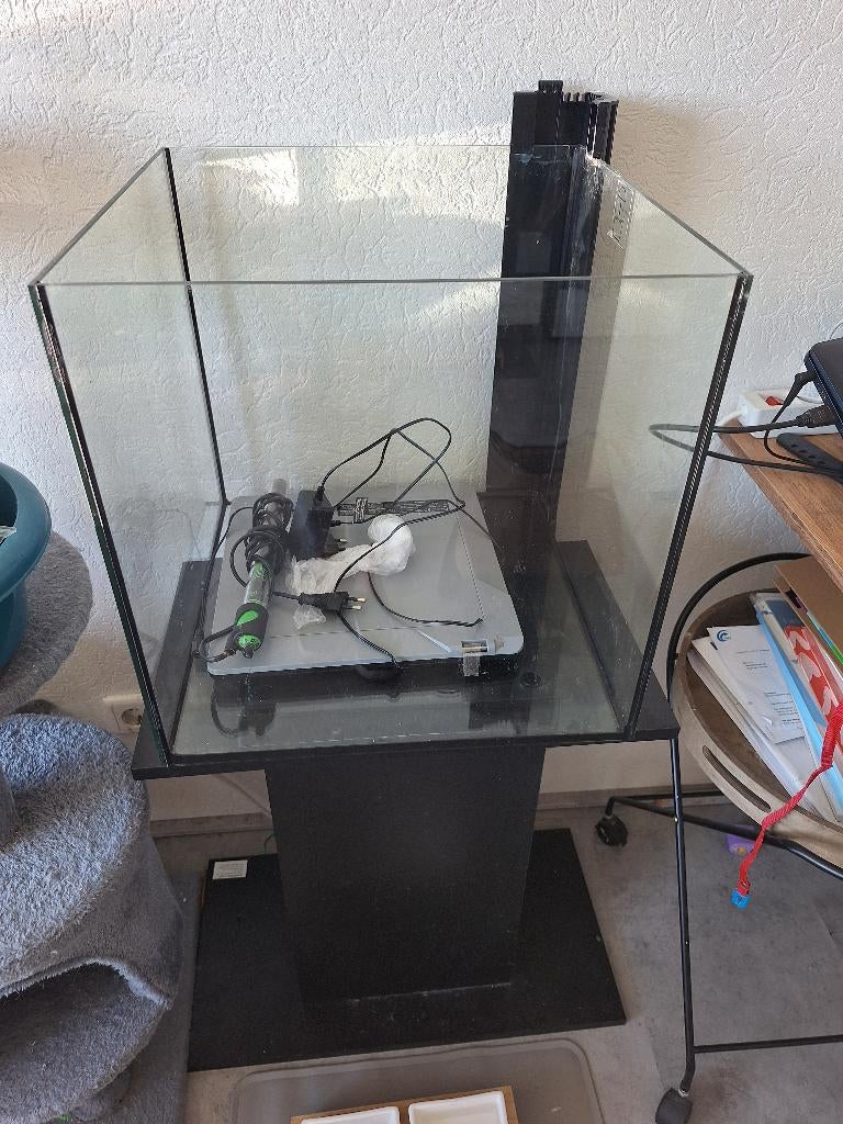 Aquarium Qubiq 60 liter inclusief standaard, Dieren en Toebehoren, Ophalen, Gebruikt, Pomp, Leeg aquarium