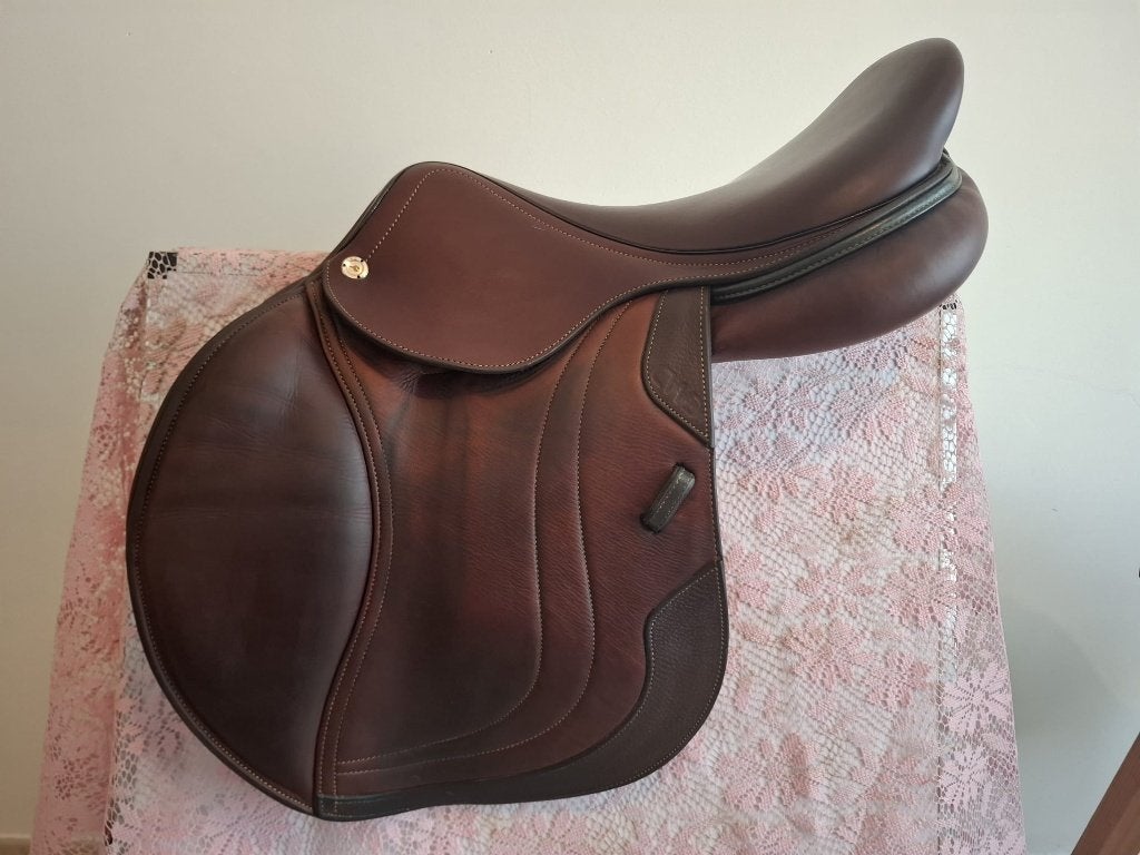 CWD SE02 springzadel in topstaat! 17,5 inch, Dieren en Toebehoren, Paarden en Pony's | Zadels, Ophalen, L (17.5 inch), Vlakke zit