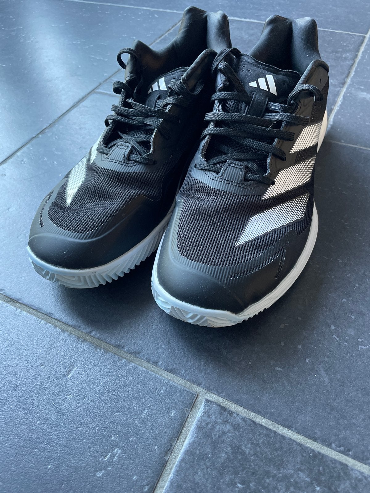 Adidas padelschoenen maat 45 1/3 - slechts 1x gedragen, Sport en Fitness, Padel, Ophalen of Verzenden, Zo goed als nieuw, Padelschoenen