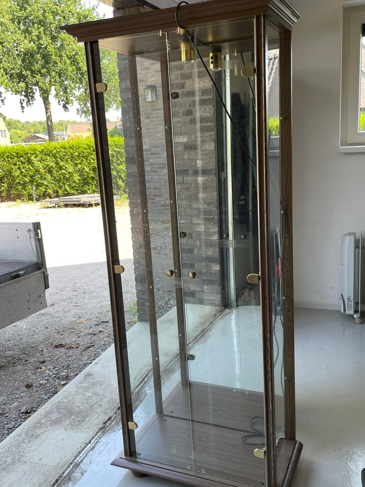 Glazen vitrinekast met houten frame en verlichting, Ophalen, Met plank(en), Gebruikt, 200 cm of meer