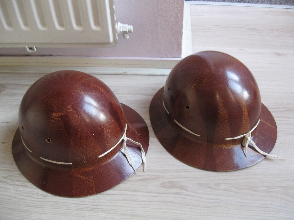 2 Philite bakelieten helm 1938 tropenhelm mijnwerkershelm, Ophalen of Verzenden, Landmacht, Nederland, Helm of Baret
