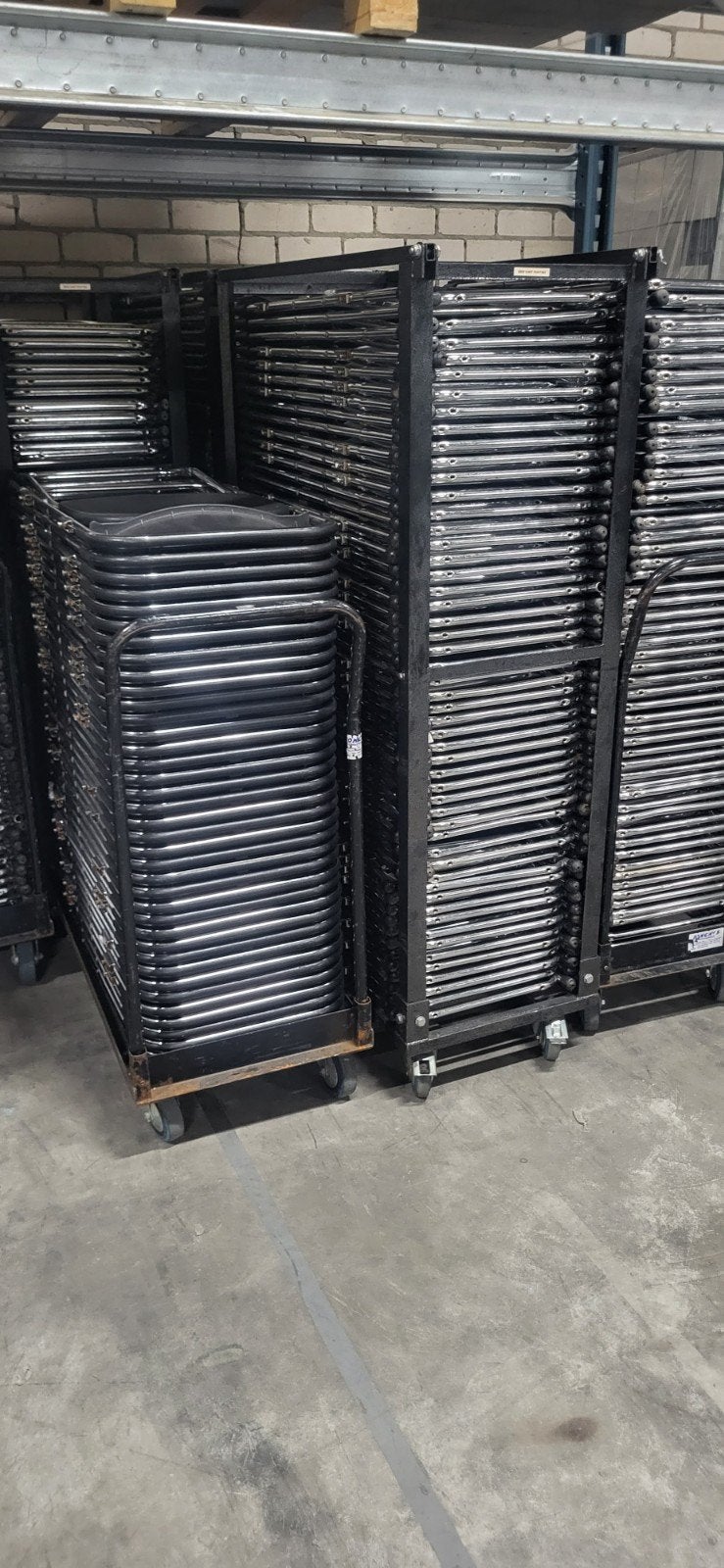 Partij zwarte klapstoelen - incl. transport kar, Ophalen, Gebruikt, Evenement, Praktisch, Modern, Zwart