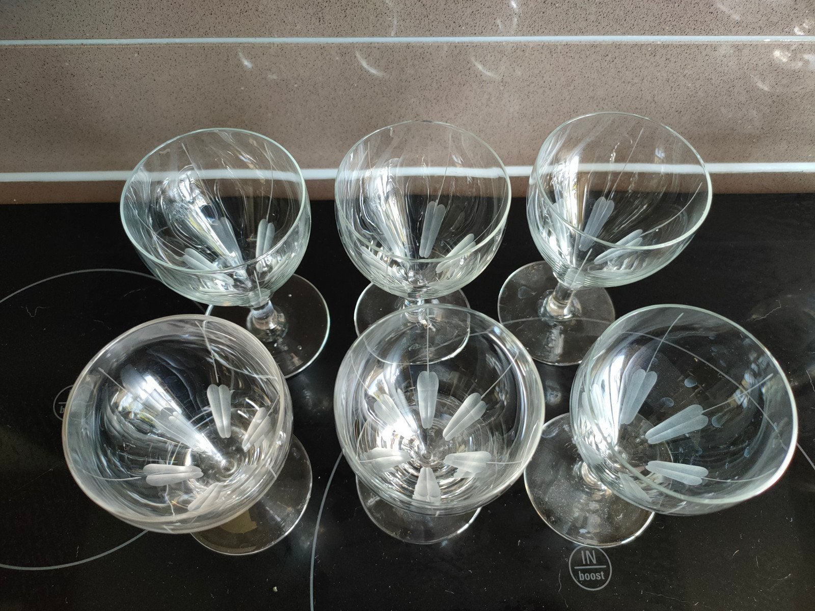 Vintage set glazen met geëtst motief, Verzamelen, Glas en Borrelglaasjes, Zo goed als nieuw, Overige typen, Ophalen of Verzenden