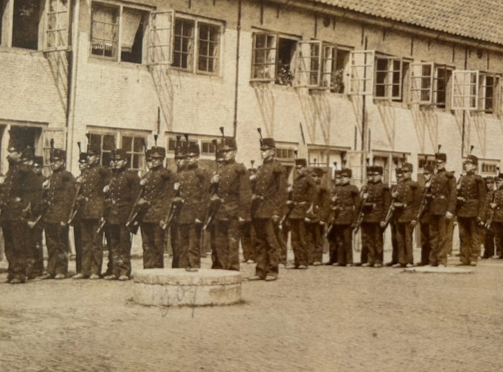 Fotokaart Nederlandse soldaten? Kepi te identificeren, Verzamelen, Ophalen of Verzenden, Landmacht, Nederland, Foto of Poster