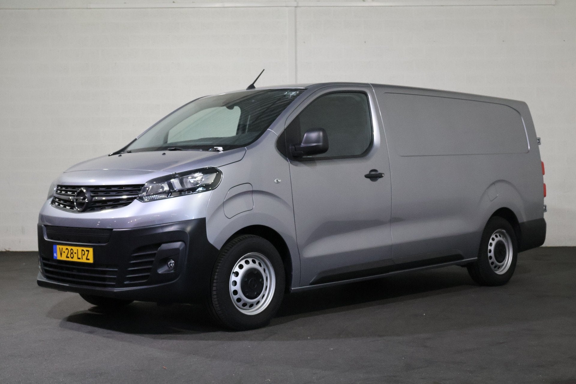 Opel Vivaro-e L3 75 kWh Airco Navigatie (bj 2025), Origineel Nederlands, 75 kWh, 2028 kg, Zilver of Grijs
