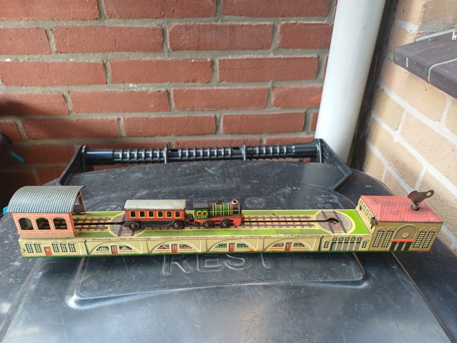 Antieke blikken opwindtrein met station en draaischijf, Ophalen of Verzenden