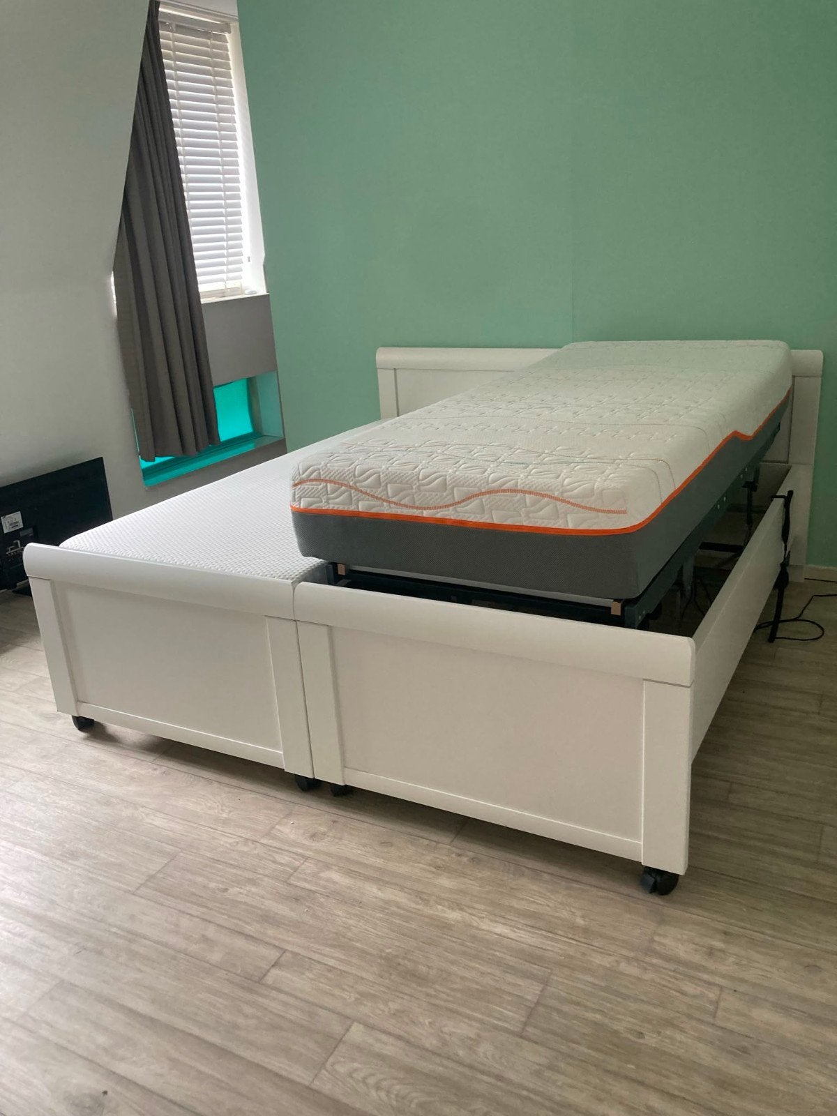 Luxe 1 persoons zorgbed Zo goed als nieuw., Huis en Inrichting, Slaapkamer | Bedden, Ophalen, Verstelbaar, Wit, Tweepersoons