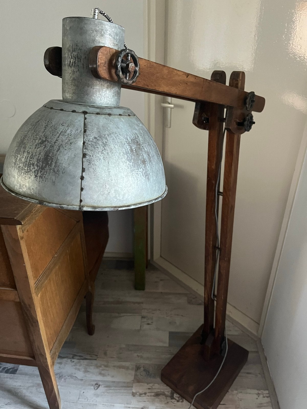Industriële Vloerlamp met Houten Frame en Metalen Kap, Ophalen, E27 (groot), Zo goed als nieuw, 150 tot 200 cm