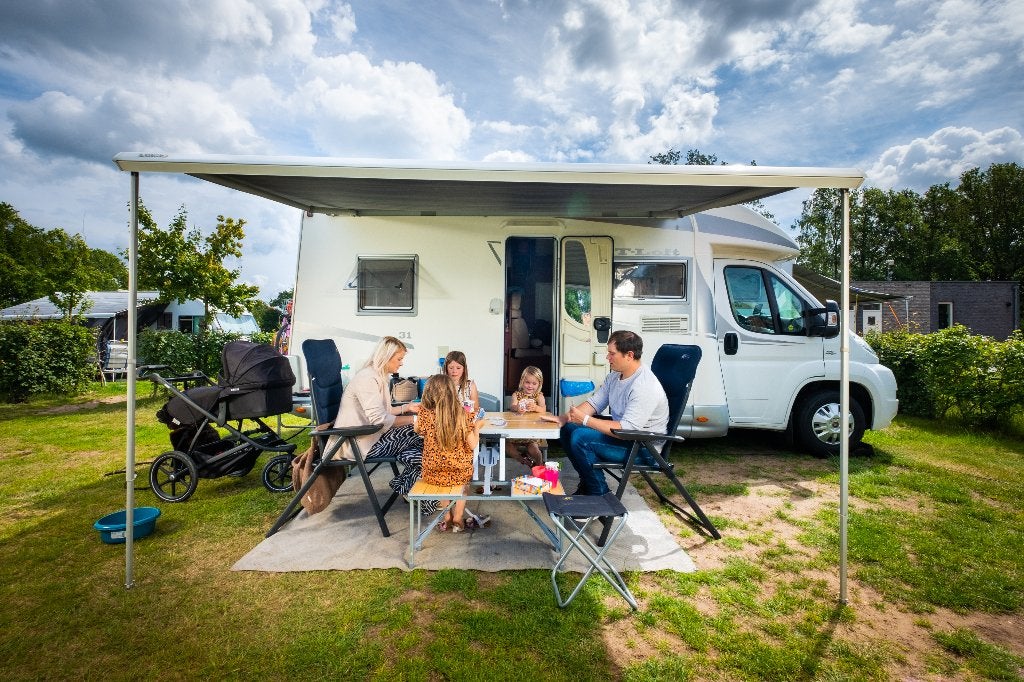 Last minute kampeerplaats op 5* camping in Twente, Vakantie, Wasmachine, Aan meer of rivier, Landelijk