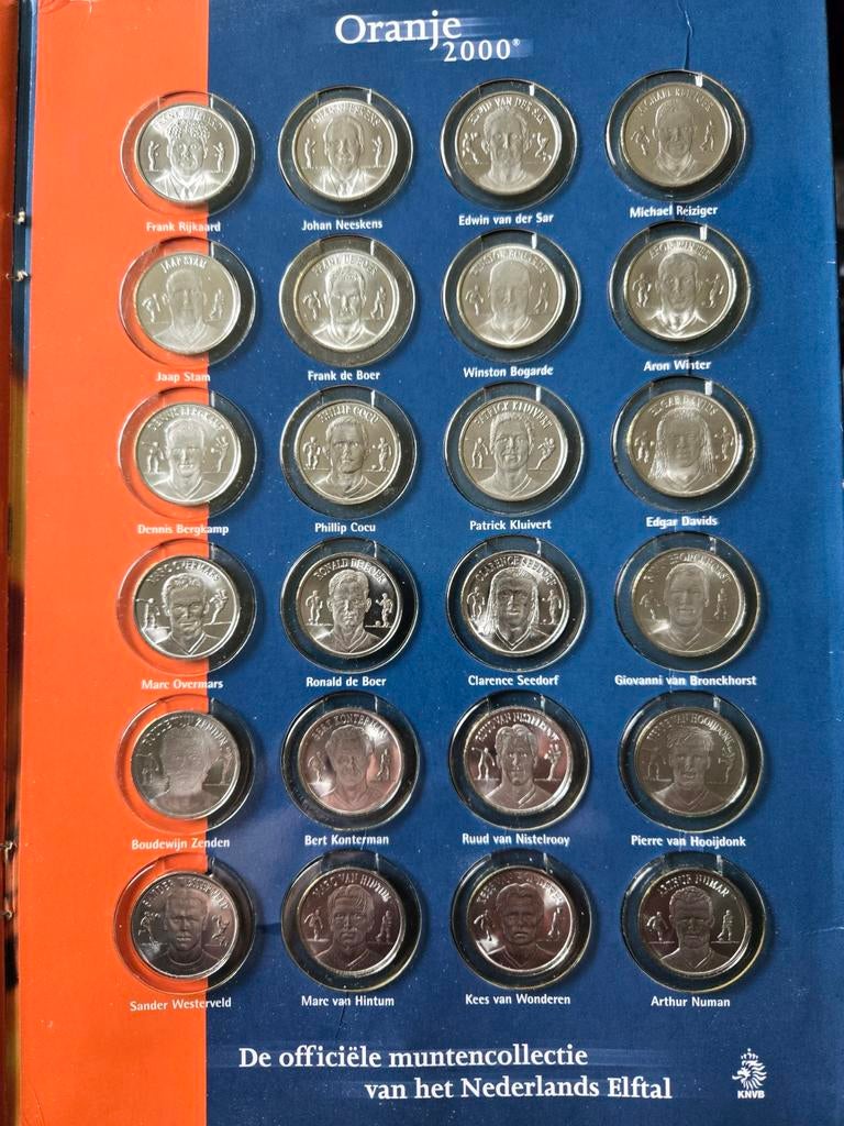 KNVB Oranje 2000 + Nederlands Elftal medaillecollectie + 2 e, Ophalen of Verzenden