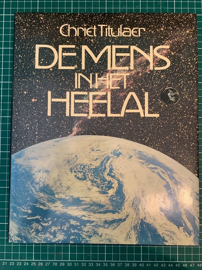 De Mens in het heelal, Chriet Titulaer, Ophalen of Verzenden, Zo goed als nieuw, Natuurwetenschap