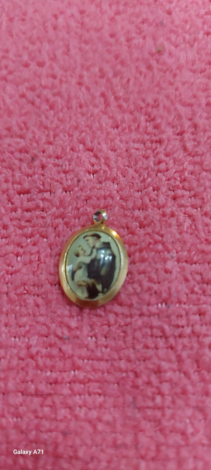 Vintage gouden medaillon met religieuze afbeelding, Overige materialen, Gebruikt, Overige voorstellingen, Ophalen of Verzenden