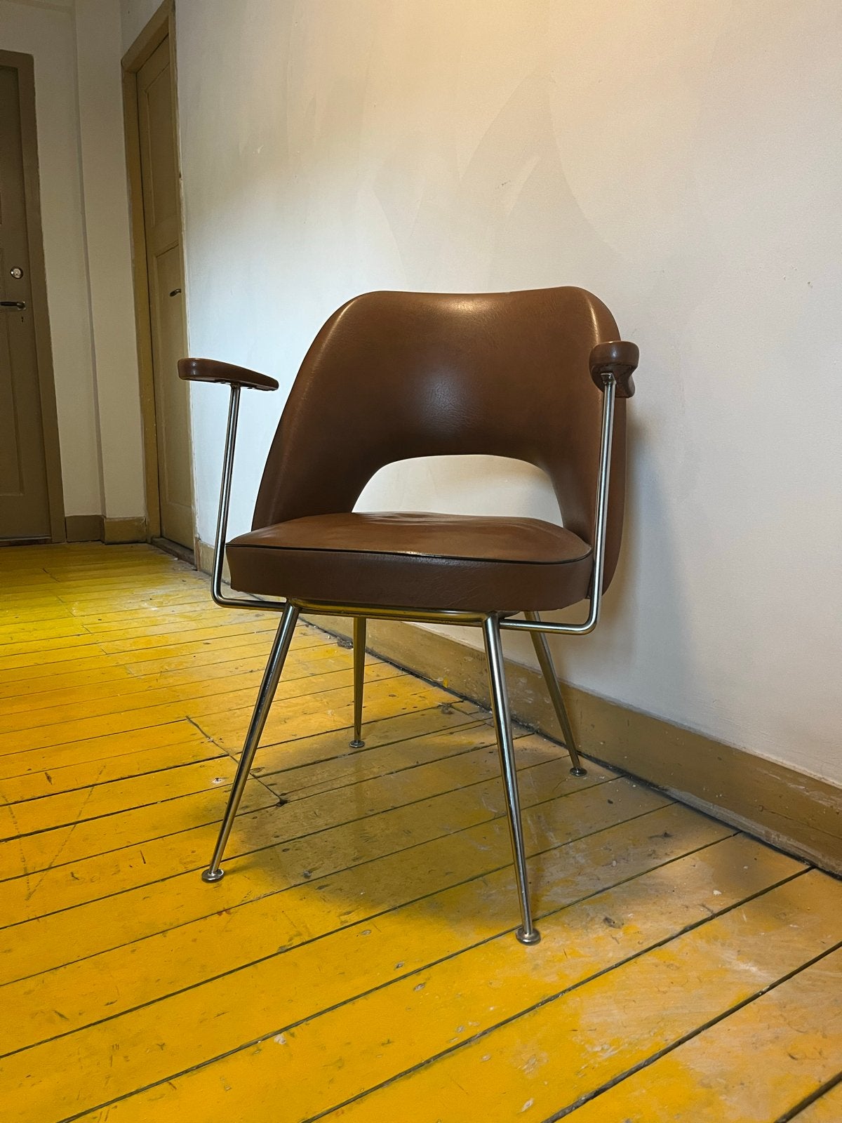 Mid-Century Modern stoel met Metalen Frame, Huis en Inrichting, Stoelen, Ophalen, Gebruikt, Bruin, Eén