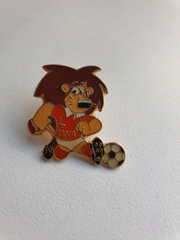 KNVB Leeuw Voetbal Pin Speld 1998 Licentieproduct, Ophalen of Verzenden, Zo goed als nieuw, Sport