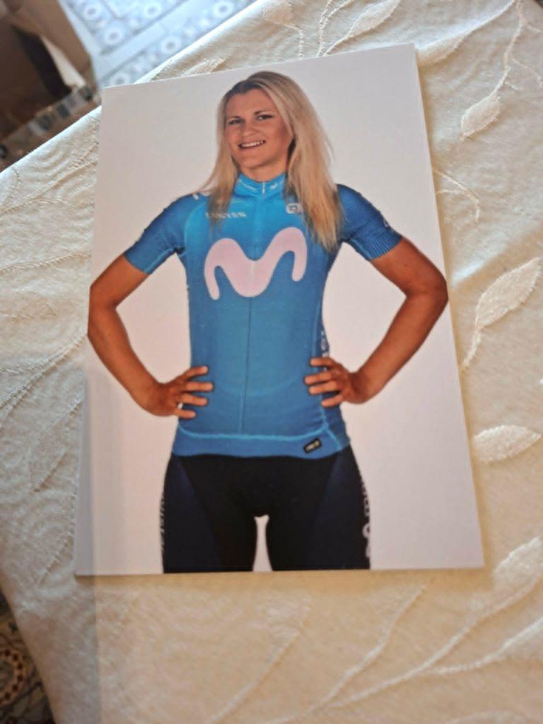 Foto (Repro) Katrine Aalerud / Movistar, Verzenden, Zo goed als nieuw, Overige sporten, Spelerskaart