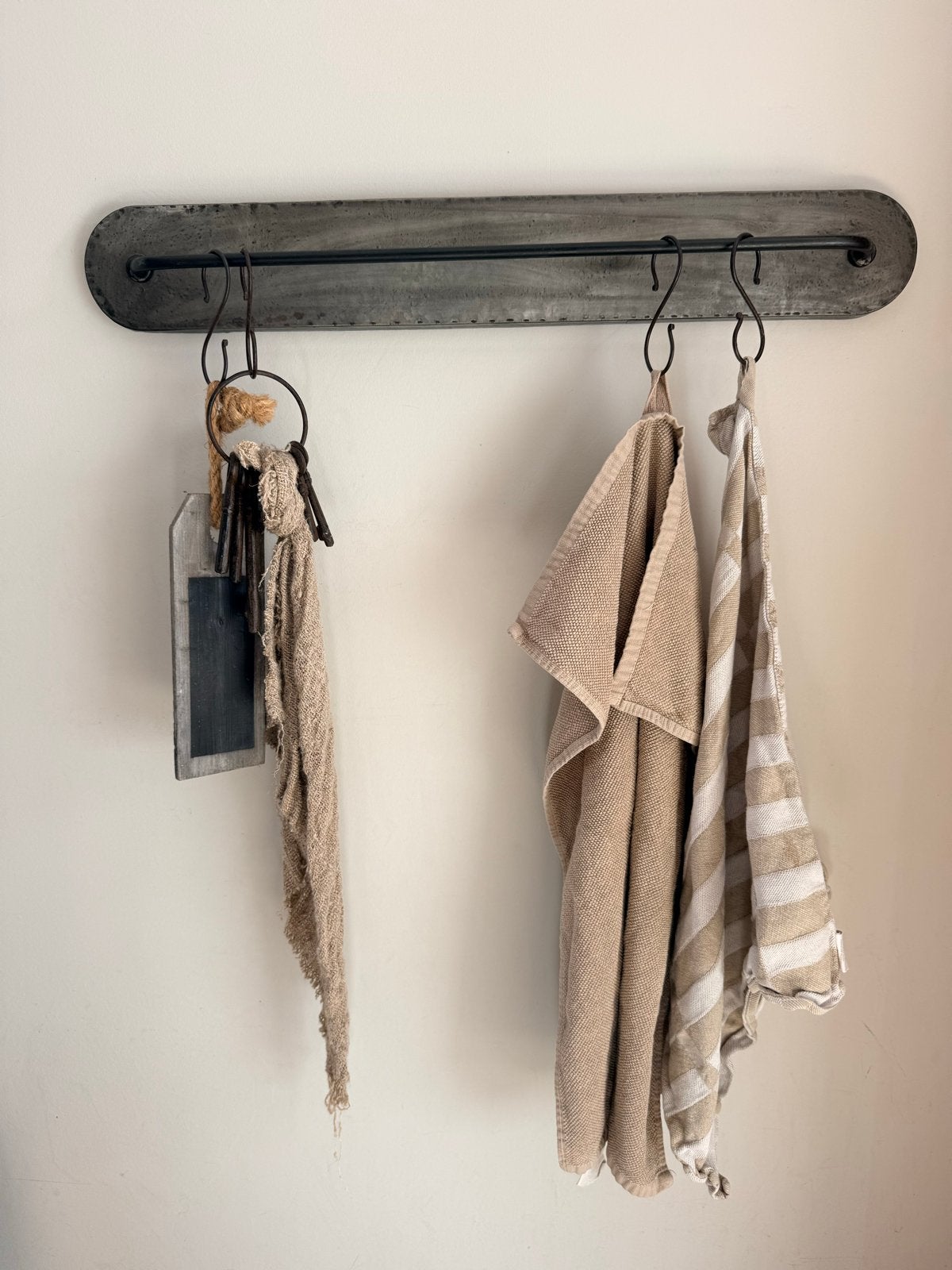 Stoer sober handdoekenrek / kapstok L70cm, Gebruikt, Ophalen of Verzenden, Metaal, Grijs