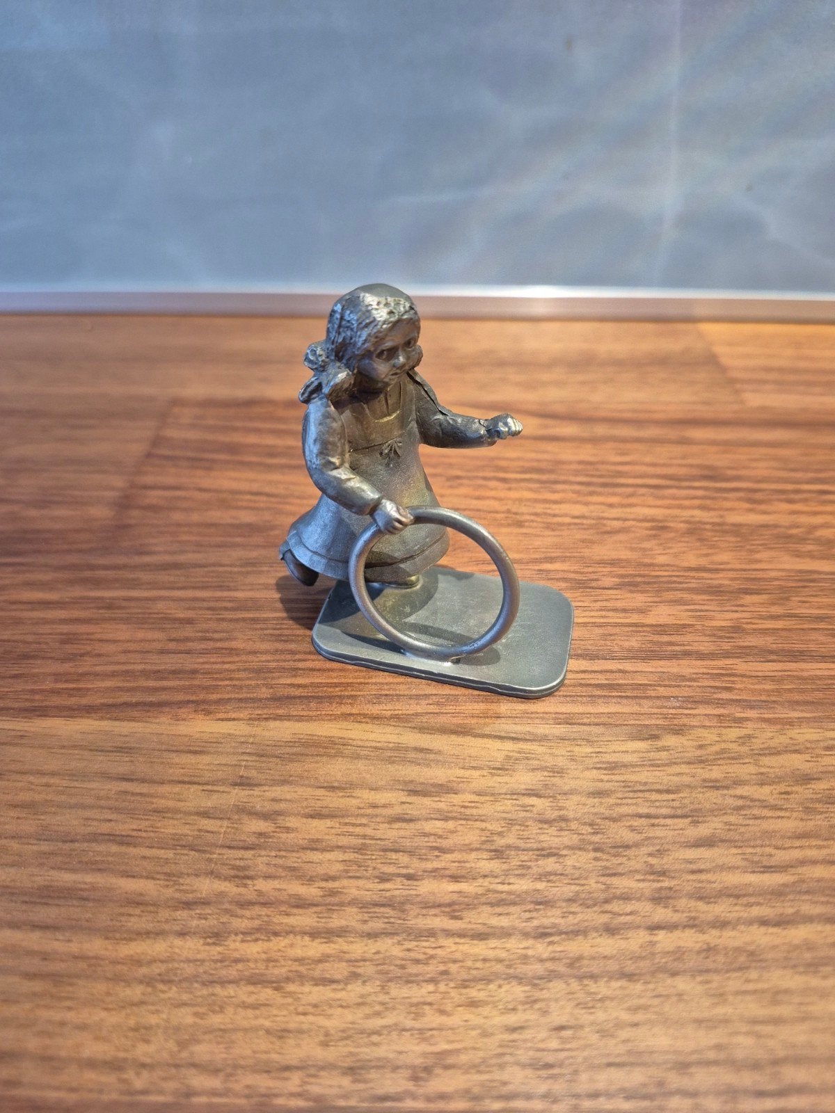 Vintage Tinnen beeldje: Meisje met Hoepel, Antiek en Kunst, Ophalen of Verzenden