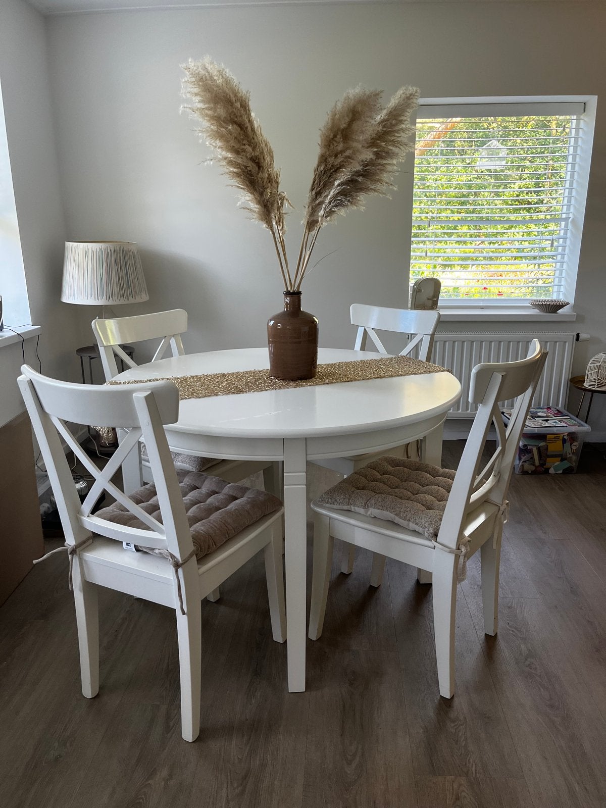 Eettafel met 4 stoelen en kussentjes - Jysk & Ikea, Ophalen, Gebruikt, Rond, Vier personen