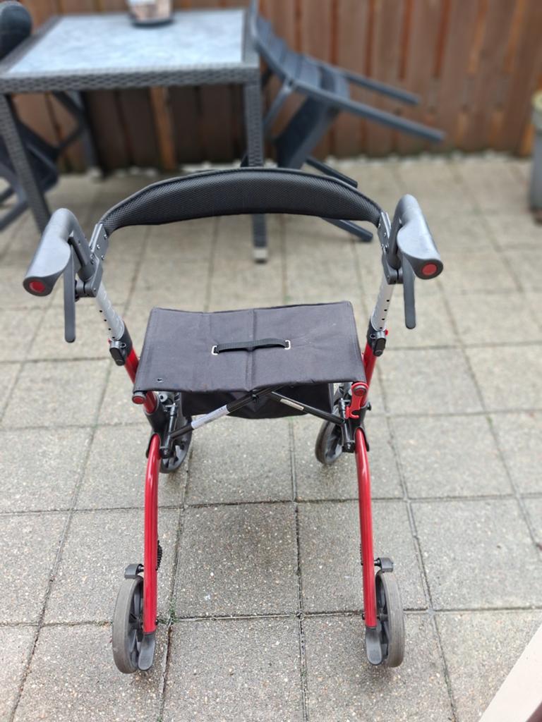 Goede rollator te koop.rood. opvouwbaar merk QUNN  als nieuw, Diversen, Rollators, Ophalen