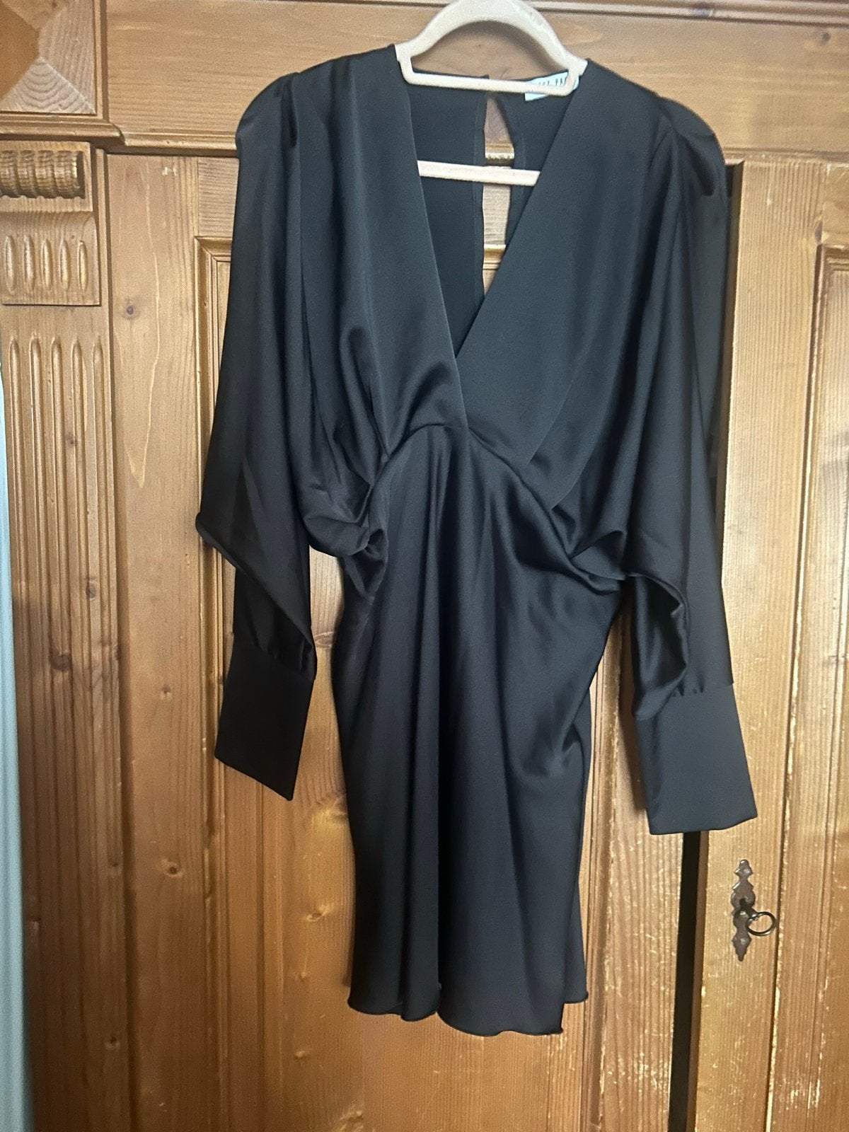 Zwarte satijnen jurk met V-hals en vleermuismouwen, Kleding | Dames, Maat 38/40 (M), Zwart, Nieuw, Ophalen of Verzenden