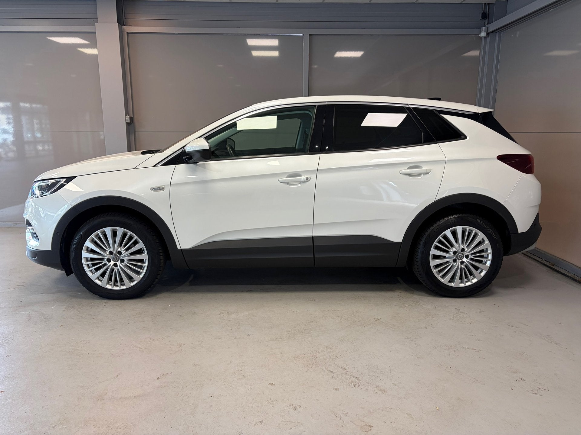 Opel Grandland X Innovation 1.2 Turbo Automaat | Navigatie |, Auto's, Gebruikt, 1199 cc, Wit, Bedrijf