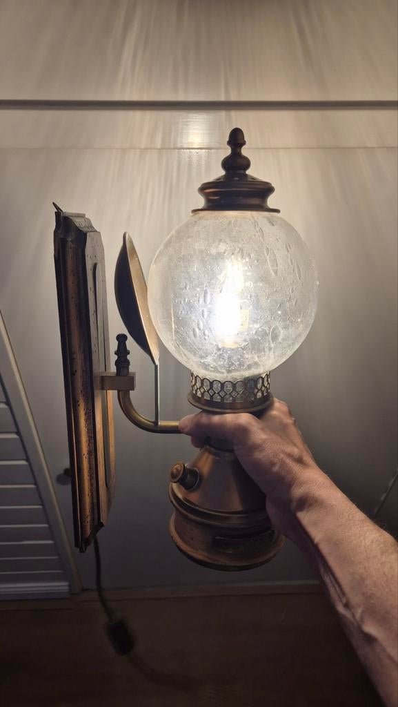 Vintage wandlamp olielamp stijl met houten wandplaat, Ophalen, Zo goed als nieuw, Glas