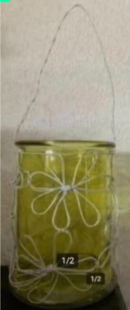 Windlicht van geel glas met witte draad-bloemen, versiering, Overige materialen, Ophalen of Verzenden, Zo goed als nieuw, Kandelaar