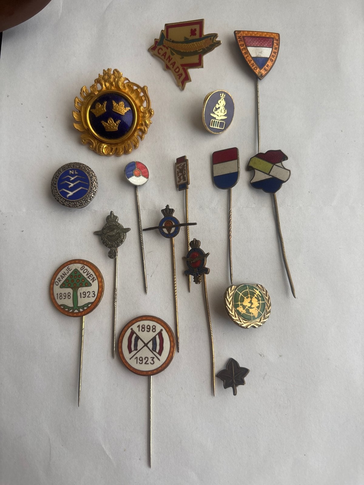 Lotje diverse speldjes: Militair, Koningshuis, Canada, VN, Ophalen of Verzenden, Gebruikt, Overige onderwerpen, Speldje of Pin