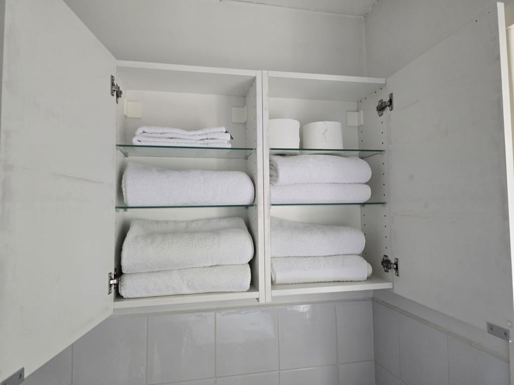Twee witte wandkastjes met glazen legplanken, gratis ophalen, Ophalen, Zo goed als nieuw