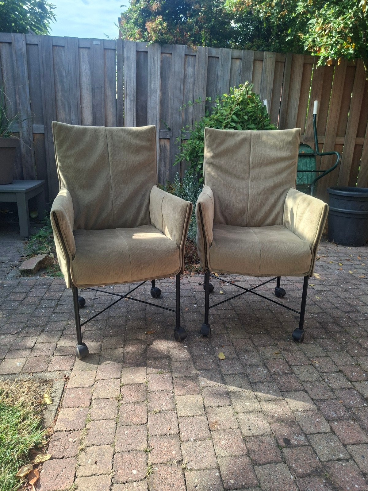 2 beige eetkamerstoelen met wieltjes en zwart onderstel, Ophalen, Twee, Overige kleuren, Zo goed als nieuw