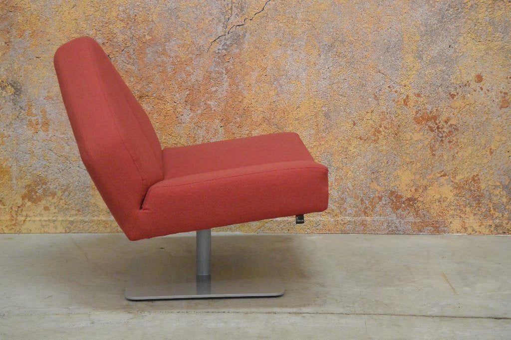ZGAN Unieke rode stoffen Leolux Wibber design draaifauteuil, Leolux, Leolux Gelderland Harvink Rolf Benz Jori Design on Stock Montis