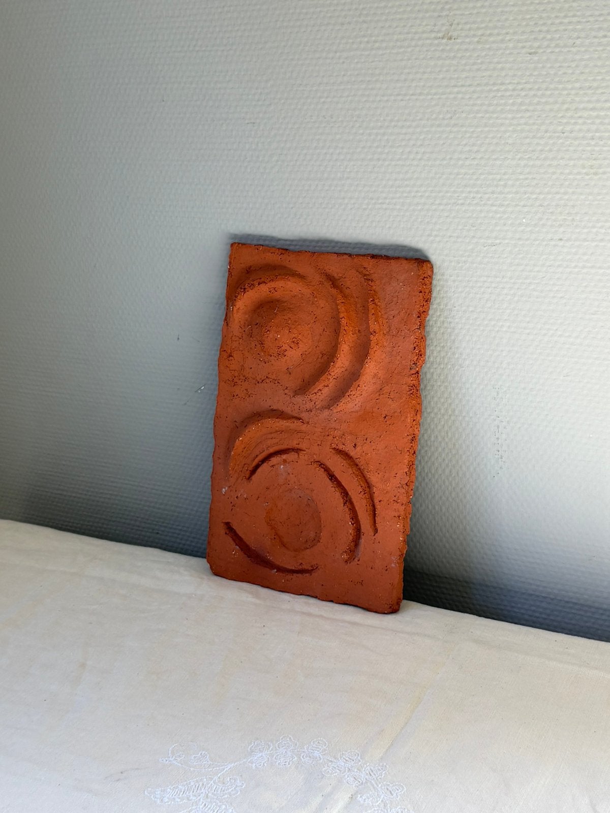 Vintage abstracte chamotte wand object | wandtegel, Ophalen of Verzenden
