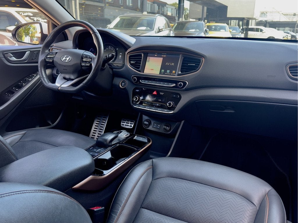 Hyundai IONIQ Premium EV Aut SOH 82.3% LEDER NAVI CAMERA APP, Auto's, Hyundai, Gebruikt, Zwart, Adaptive Cruise Control, Wit