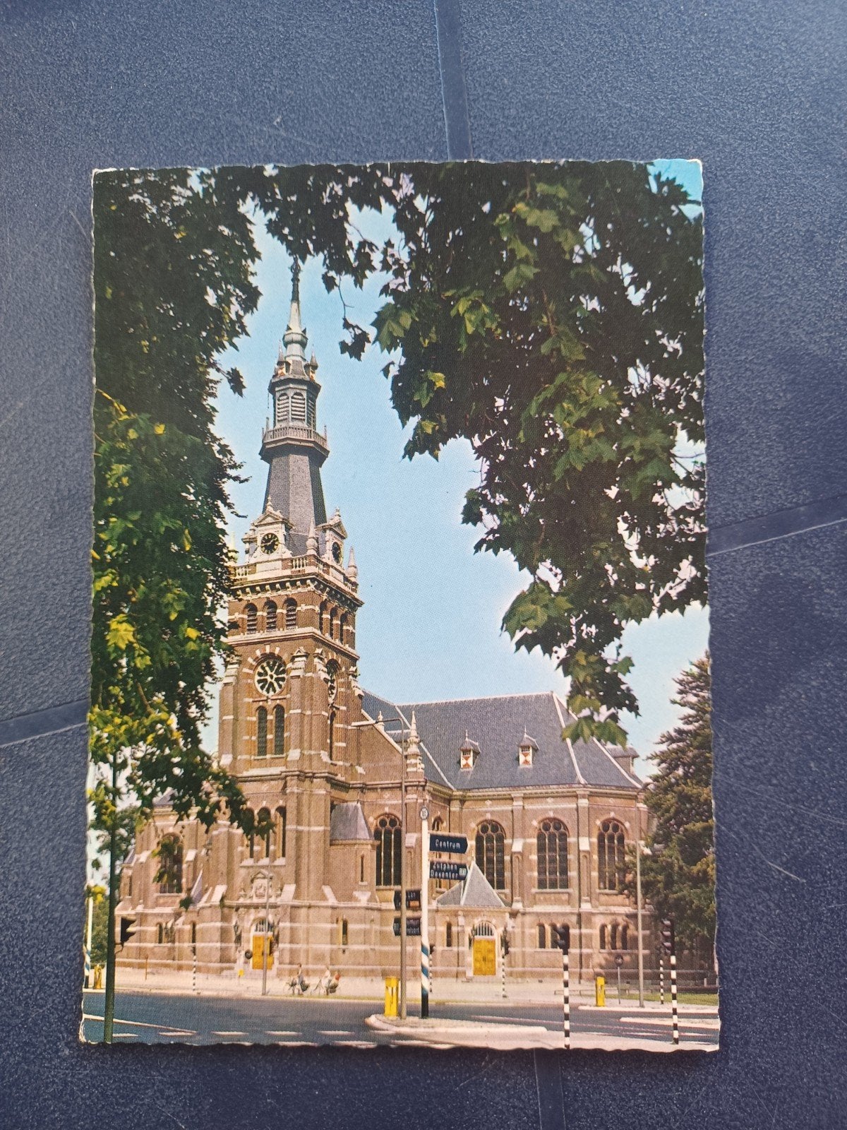 Apeldoorn Hervormde Kerk 1969 (met ANWB wegwijzer), Verzamelen, Ophalen of Verzenden, 1960 tot 1980, Gelopen, Gelderland
