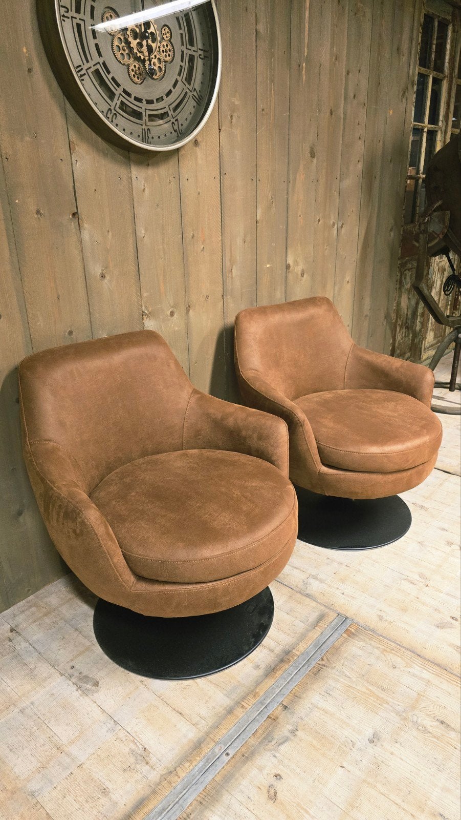 Mooie Draaibare Fauteuils Cognac Kleur Geschuurd Leer Nieuw, Huis en Inrichting, Nieuw, 75 tot 100 cm, Ophalen of Verzenden, 75 tot 100 cm