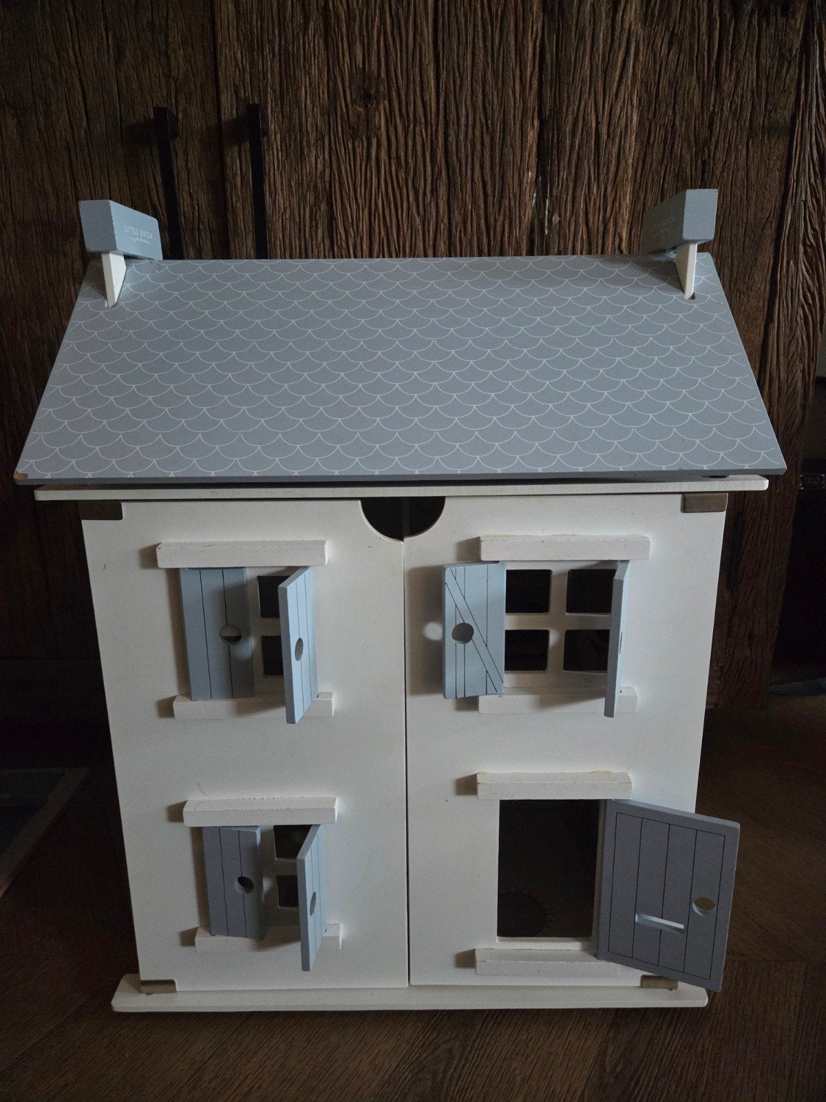 Houten poppenhuis met meubels en poppen, Ophalen, Gebruikt, Poppenhuis